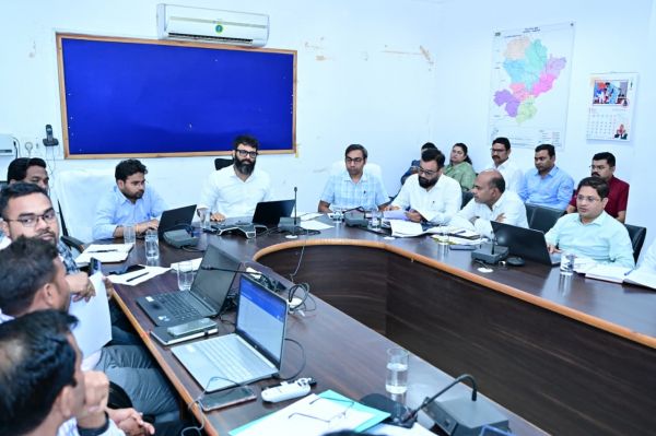सीएम हेल्पलाइन की शिकायतों में अब नहीं चलेगी लापरवाही, कलेक्टर रोहित व्यास ने समय-सीमा बैठक में अधिकारियों को दिए सख्त निर्देश, कहा&mdash; हर आवेदन का हो गुणवत्तापूर्ण और समयबद्ध निराकरण