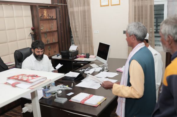 कलेक्टर श्री रोहित व्यास ने जनदर्शन में सुनी लोगों की समस्याएं ,आवेदनों के गुणवत्तापूर्ण निराकरण एवं समस्याओं के त्वरित समाधान के दिए निर्देश