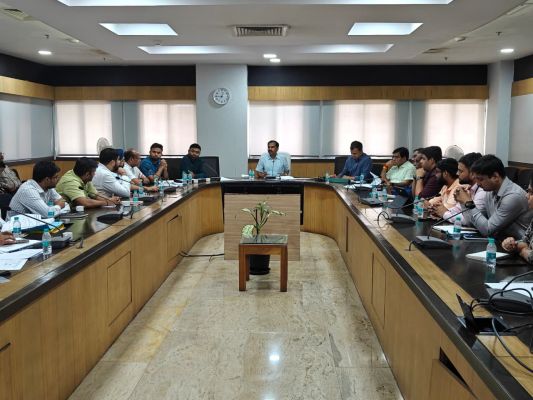 छत्तीसगढ़ में इलेक्ट्रिक वाहनों को मिलेगा नई रफ्तार, सरकार बनाएगी राज्यभर के सभी चार्जिंग स्टेशनों को जोड़ने वाला एकीकृत ईवी चार्जिंग एप, हर जिले में चार्जिंग नेटवर्क विस्तार और एनओसी प्रक्रिया तेज करने के निर्देश