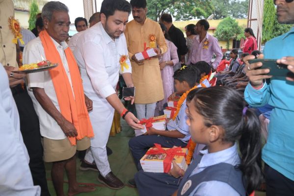 तिलक से हुआ नन्हे विद्यार्थियों का स्वागत, बैग-किताब और साइकिल वितरण के साथ आत्मानंद विद्यालय बगीचा में धूमधाम से मना शाला प्रवेश उत्सव