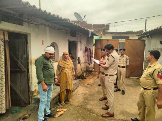 अंबिकापुर में अब हर बाहरी व्यक्ति पर रहेगी पुलिस की नजर: भाजपा के पूर्व पार्षद आलोक दुबे की पहल रंग लाई, आईजी के निर्देश पर शहरभर में किरायेदार और संदिग्ध व्यक्तियों के सत्यापन का महाअभियान शुरू