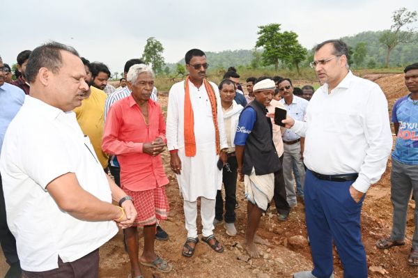 धंस गई पीएम जनमन सड़क, सरकार का बड़ा एक्शन: मौके पर कोर कटिंग जांच के बाद सहायक अभियंता और उप अभियंता निलंबित, ठेकेदार होगा ब्लैकलिस्ट, ओवरलोड वाहनों पर भी चलेगा शिकंजा