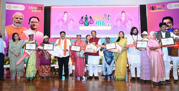 छत्तीसगढ़ में विकास का डबल धमाका! ढाई साल में 11 लाख से ज्यादा प्रधानमंत्री आवास पूरे, मुख्यमंत्री विष्णु देव साय ने हितग्राहियों को सौंपी चाबियां और &lsquo;मोर गांव&ndash;मोर पानी&rsquo; अभियान की ऐतिहासिक उपलब्धियों का किया विमोचन