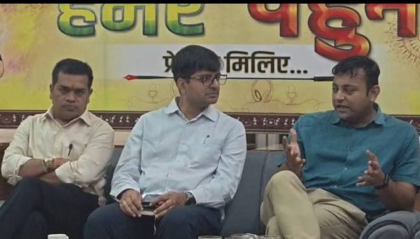 'अटेंशन की अंधी दौड़' पर जनसंपर्क आयुक्त का बड़ा बयान: भ्रामक खबरें लोकतंत्र के लिए खतरा, रायपुर प्रेस क्लब में जिम्मेदार पत्रकारिता पर मंथन, मीडिया की विश्वसनीयता और प्रेस क्लब के विकास को लेकर बनी नई रणनीति