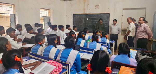 स्कूलों में अब लापरवाही नहीं होगी बर्दाश्त! सीईओ जिला पंचायत अभिषेक कुमार का मनोरा स्कूल में औचक निरीक्षण, वर्षों से अनुपस्थित कर्मचारियों पर सख्त कार्रवाई के निर्देश,