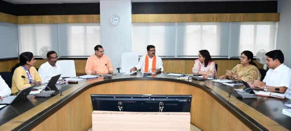 एआई तकनीक से बदलेगी छत्तीसगढ़ की ग्रामीण सड़कों की तस्वीर, डिप्टी सीएम विजय शर्मा का बड़ा फैसला; हर महीने होगी वीडियो मॉनिटरिंग, गड्ढों की पहचान कर होगी त्वरित मरम्मत