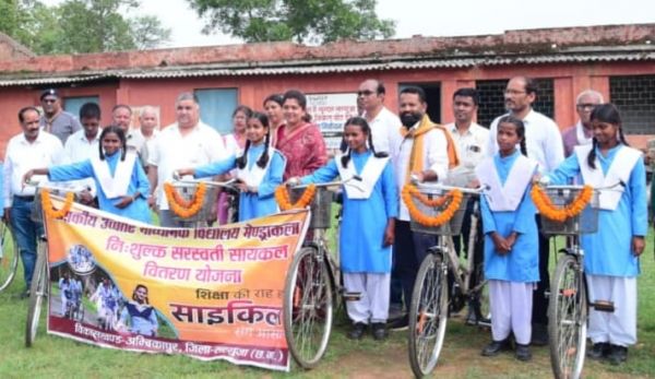 शाला प्रवेश उत्सव में मंत्री राजेश अग्रवाल ने बच्चों का बढ़ाया उत्साह, कहा&mdash; शिक्षा ही विकसित छत्तीसगढ़ की सबसे मजबूत नींव