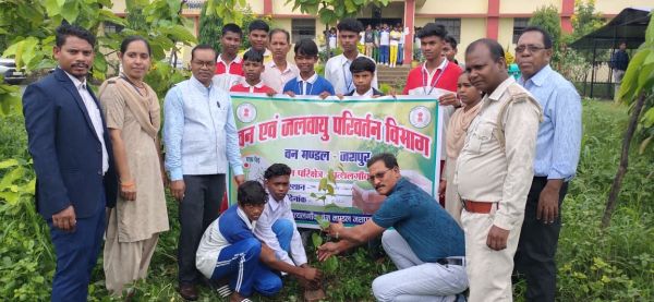 "मां के नाम लगा एक पौधा, भविष्य को मिला हरियाली का तोहफा: जशपुर वनमंडल में जनभागीदारी के साथ चला व्यापक पौधरोपण अभियान"