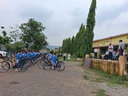 खरसिया के कोड़तराई में साइकिल वितरण समारोह, छात्राओं के चेहरों पर खिली मुस्कान; गोपाल अग्रवाल बोले&mdash; सरकार की यह योजना ग्रामीण बेटियों के उज्ज्वल भविष्य की मजबूत नींव
