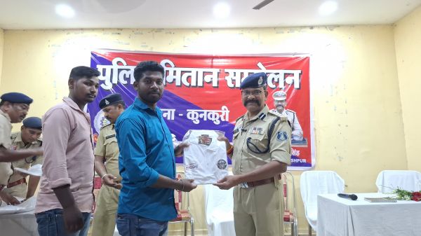 अब हर गांव में होगा 'डिजिटल प्रहरी'! जशपुर पुलिस ने 1000 पुलिस मितानों को बांटी QR टी-शर्ट, अपराधियों पर रहेगी पैनी नजर