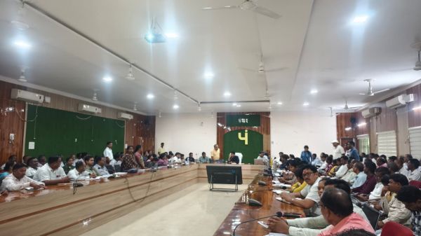 सी ई ओ जिला पंचायत ने की पंचायत एवं ग्रामीण विकास के कार्यों की विस्तृत समीक्षा ,कार्यों की गुणवत्ता पर जोर, लापरवाही पर होगी कार्रवाई