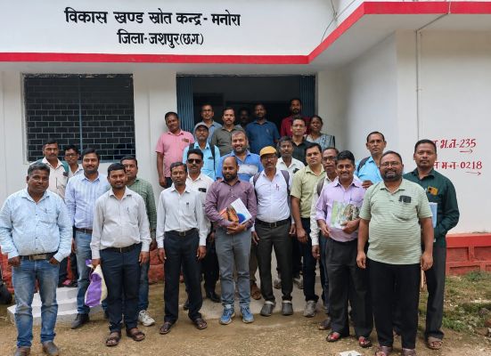 शिक्षा व्यवस्था में बदलाव की तैयारी! मनोरा में संकुल समन्वयकों को दिया गया विशेष प्रशिक्षण, स्थानीय संसाधनों से बच्चों को रोचक ढंग से पढ़ाने पर फोकस