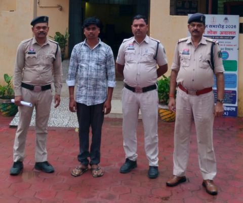 फर्जी आधार कार्ड बनाकर अदालत में पिता बनकर पहुंचता था आरोपी, कई मामलों में आरोपियों की कराई जमानत; सूरजपुर पुलिस ने दबोचा, अन्य न्यायालयों तक फैला फर्जीवाड़े का नेटवर्क जांच के घेरे में