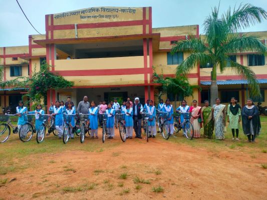 सरस्वती साइकिल योजना से छात्राओं के सपनों को मिले पंख, खरसोता स्कूल में नवमी की छात्राओं को वितरित हुई साइकिलें