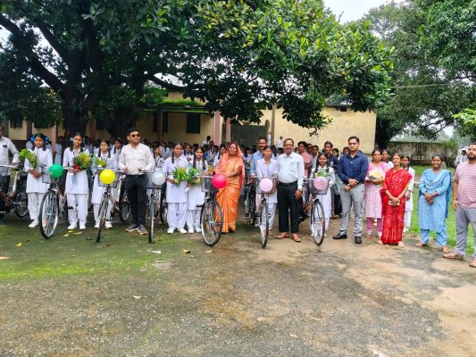 चरईडांड़ में नवप्रवेशी छात्राओं के चेहरे पर खिली मुस्कान, जनप्रतिनिधियों और शिक्षा विभाग के अधिकारियों की मौजूदगी में नि:शुल्क सरस्वती साइकिलों का हुआ वितरण