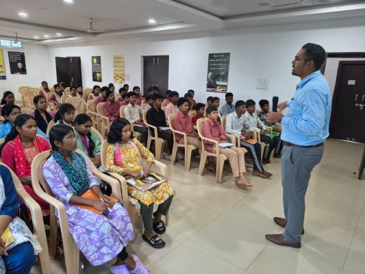 संकल्प शिक्षण संस्थान में डिप्टी कलेक्टर समीर बड़ा का ज्ञानवर्धक सत्र: वैश्विक अर्थव्यवस्था, ब्रेटन वुड्स, पेट्रोडॉलर, एआई और ब्लॉकचेन से लेकर सफलता के मूल मंत्र तक विद्यार्थियों को सरल भाषा में समझाया