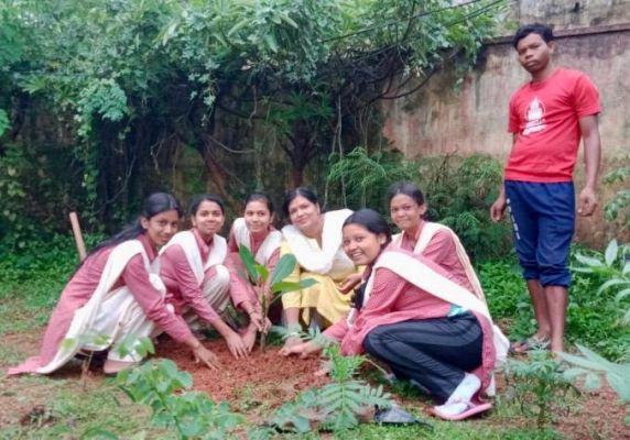 संकल्प शिक्षण संस्थान ने दिया हरित भविष्य का संकल्प, छात्रों ने गोद लिए पौधे, जन्मदिन पर भी शिक्षिका ने निभाई पर्यावरण संरक्षण की अनोखी परंपरा