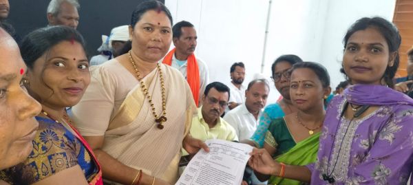 "आंगनबाड़ी सहायिकाओं ने बुलंद की अपनी आवाज, विधायक गोमती साय से मिलकर सौंपा ज्ञापन, कहा&mdash; रिक्त पदों पर मिले शत-प्रतिशत पदोन्नति, खत्म हो आयु सीमा की बाध्यता