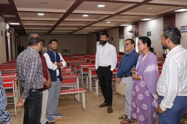 कलेक्टर श्री रोहित व्यास ने महारानी लक्ष्मी बाई कन्या विद्यालय एवं स्वामी आत्मानंद हिन्दी माध्यम स्कूल का किया निरीक्षण
