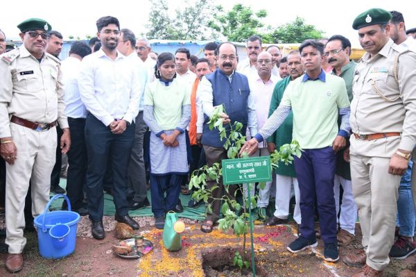 बैगाकापा से हरित क्रांति की शुरुआत: उप मुख्यमंत्री अरुण साव ने किया वन महोत्सव का शुभारंभ, &lsquo;वृक्ष मित्र वाहन&rsquo; को दिखाई हरी झंडी