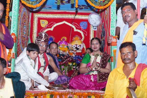 'जय जगन्नाथ' के जयघोष के बीच दोकडा में बहुड़ा रथयात्रा सम्पन्न: गजपति के रूप में मुख्यमंत्री की पुत्री स्मृति साय और भाई विनोद साय ने निभाई शाही परंपरा, आज श्रद्धालुओं को होगा दिव्य सोना भेष का दर्शन
