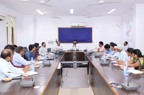 रोजगार से जुड़े कौशल पर जोर: कलेक्टर रोहित व्यास ने दिए निर्देश, युवाओं की रुचि और उद्योगों की मांग के अनुसार होगा प्रशिक्षण