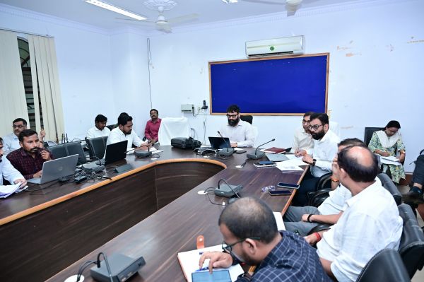 सुघ्घर छत्तीसगढ़ अभियान की समीक्षा में कलेक्टर सख्त, सीएम हेल्पलाइन-जनदर्शन के लंबित आवेदनों के त्वरित निराकरण और विकास कार्यों में तेजी के दिए निर्देश