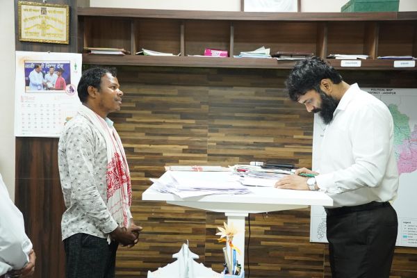 कलेक्टर श्री रोहित व्यास ने जनदर्शन में सुनी लोगों की समस्याएं ,आवेदनों के गुणवत्तापूर्ण निराकरण एवं समस्याओं के त्वरित समाधान के दिए निर्देश
