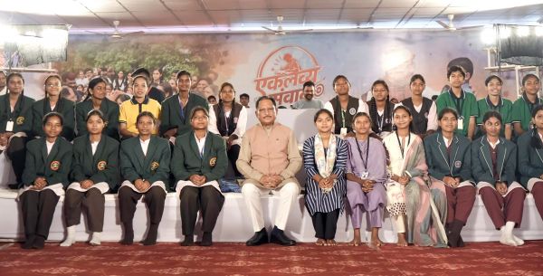 एकलव्य के विद्यार्थियों से मुख्यमंत्री विष्णु देव साय का संवाद: "खूब पढ़िए, आगे बढ़िए और विकसित छत्तीसगढ़ के निर्माण में निभाइए अपनी भूमिका"