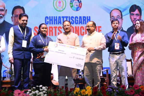 छत्तीसगढ़ में खेल क्रांति की नई शुरुआत: पहली बार आयोजित स्पोर्ट्स कॉन्क्लेव में मुख्यमंत्री विष्णु देव साय ने खिलाड़ियों को दिया सम्मान, उत्कृष्ट खेल मिशन के लिए ₹100 करोड़ का ऐलान