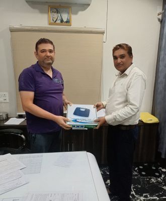 अब स्कूल में बच्चे खुद माप सकेंगे अपना वजन, स्वास्थ्य और पोषण जागरूकता बढ़ाने के लिए सीए बिनीत जिंदल ने भेंट की वेट मशीन