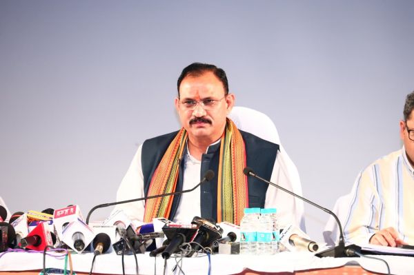 स्वास्थ्य मंत्री का बड़ा ऐलान: मलेरिया के खिलाफ निर्णायक जंग जारी, बस्तर में 99% आबादी की स्क्रीनिंग, 60 हजार गंभीर मरीजों का इलाज, अब नकली (एनॉलॉग) पनीर बेचने वालों की खैर नहीं