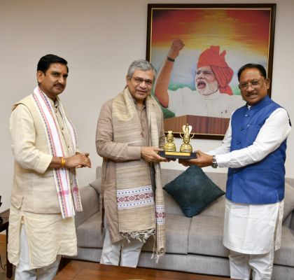 बस्तर से सरगुजा तक दौड़ेगी विकास की रेल! 1,800 किलोमीटर से अधिक नई रेल परियोजनाओं पर बड़ा फैसला, मुख्यमंत्री विष्णुदेव साय ने रेल मंत्री अश्विनी वैष्णव से की महत्वपूर्ण चर्चा