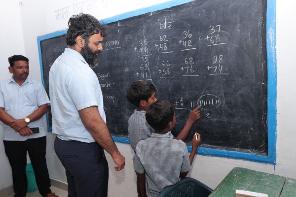 जशपुर में शिक्षा की गुणवत्ता पर कलेक्टर रोहित व्यास की सख्ती, स्कूलों में खुद पढ़ाया गणित, जश लर्न की प्रगति परखी और गुटखा बिक्री पर तत्काल कार्रवाई के दिए निर्देश