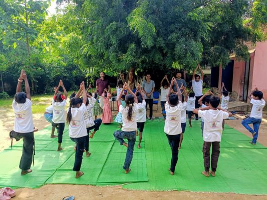 बच्चों के उज्ज्वल भविष्य के लिए अनूठी पहल: डीपाटोली प्राथमिक विद्यालय में विशेष योग सत्र, अतिथियों ने सराहा अनुशासन, पोषण वाटिका और शिक्षकों का समर्पण