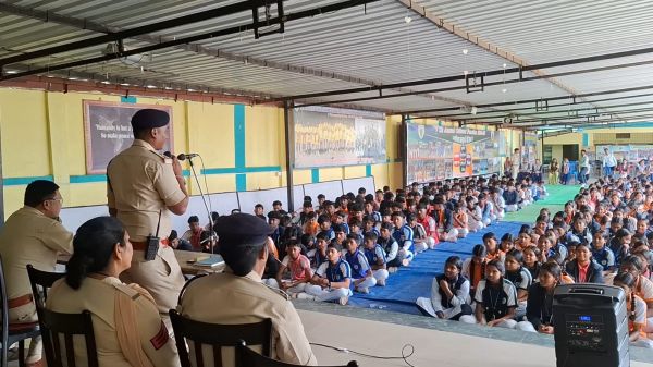 बच्चों को गाड़ी नहीं, भविष्य दें: जशपुर पुलिस ने स्कूल में चलाया जागरूकता अभियान, नाबालिगों को वाहन देने पर अभिभावकों को चेतावनी