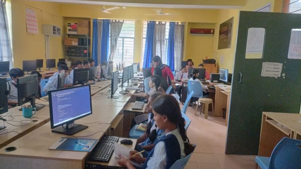 कलेक्टर रोहित व्यास की दूरदर्शी पहल से जशपुर में एआई शिक्षा की नई क्रांति, नवोदय विद्यालय ढोढीडांड के 165 विद्यार्थियों ने सीखे आर्टिफिशियल इंटेलिजेंस और आधुनिक डिजिटल टूल्स के व्यावहारिक गुर