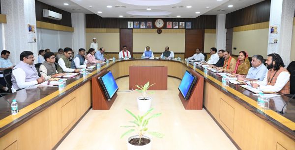 छत्तीसगढ़ कैबिनेट के 7 बड़े फैसले: AI मिशन से लेकर BEML प्लांट, ग्रामीण सड़कें और बिजली कंपनी के बॉन्ड को मिली मंजूरी