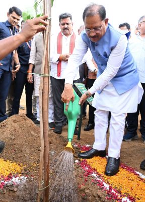 वन महोत्सव 2026 का शुभारंभ: मुख्यमंत्री विष्णुदेव साय ने माँ के नाम लगाया पीपल का पौधा, 'पीपल फॉर पीपुल' अभियान की शुरुआत