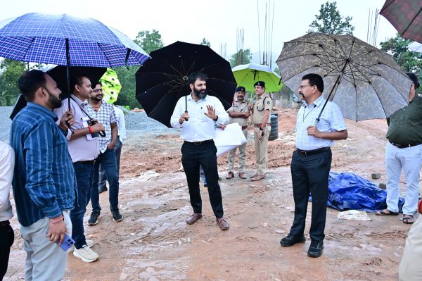जशपुर में स्वास्थ्य सुविधाओं की नई उड़ान: 220 बेड अस्पताल, नर्सिंग-फिजियोथैरेपी कॉलेज और एमसीएच यूनिट के निर्माण का कलेक्टर ने किया निरीक्षण, समय पर काम पूरा करने के सख्त निर्देश