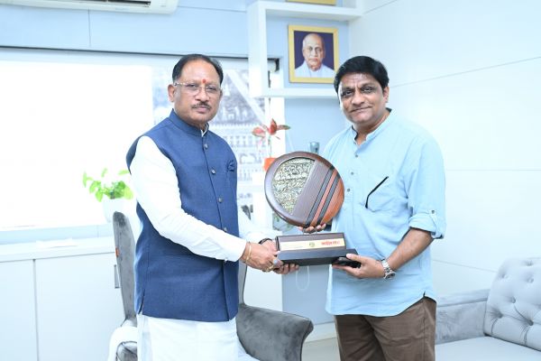 'मुस्कुराता बस्तर' पहल की मुख्यमंत्री विष्णुदेव साय ने की सराहना, कहा&ndash; कार्टून कला बच्चों में रचनात्मकता, संवेदनशीलता और सकारात्मक सोच विकसित करने का सशक्त माध्यम