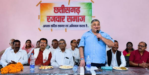 छत्तीसगढ़ी गमछे से दिया स्वदेशी का संदेश, पर्यटन मंत्री राजेश अग्रवाल बोले&mdash;हर हथकरघा उत्पाद बुनकरों के सम्मान और आत्मनिर्भर भारत का प्रतीक