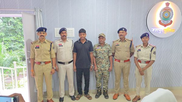 मुंबई तक पहुंची जशपुर पुलिस, इंसास रायफल छोड़कर जंगल से भागा फरार आरोपी पलटू दास गिरफ्तार, पहले ही जेल जा चुका है साथी हृदय साहू, नक्सल कनेक्शन की भी जांच तेज