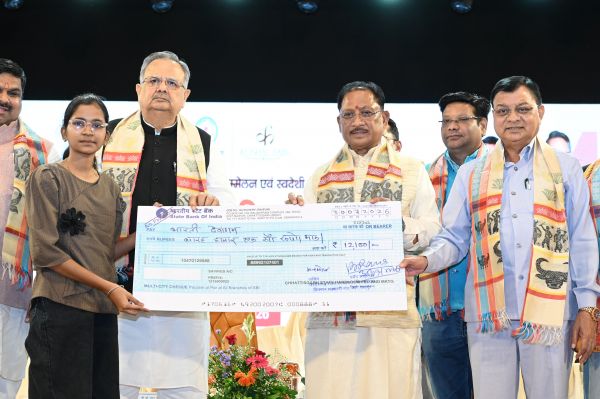 कोसा से दुनिया तक छत्तीसगढ़ की उड़ान! मुख्यमंत्री विष्णुदेव साय ने लॉन्च किया प्रीमियम हैंडलूम ब्रांड 'कोशल फैब', बुनकरों को ₹10.90 करोड़ की सौगात