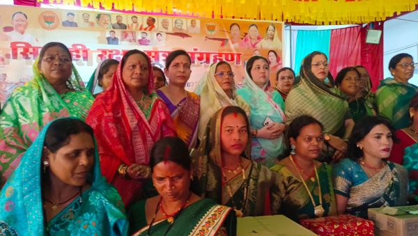कुनकुरी में सावन उत्सव के बहाने नारी शक्ति ने दिया देशभक्ति का संदेश, सिपाही भाइयों की कलाई पर राखी बांधने को लेकर महिलाओं में दिखा उत्साह, प्रियंवदा सिंह जूदेव बोलीं&mdash;रक्षकों का सम्मान हर बहन के लिए गर्व की बात
