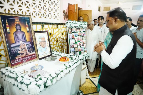 स्कूल के सहपाठी के पिता के निधन पर मुख्यमंत्री विष्णु देव साय पहुंचे कुनकुरी, स्व. ज्ञानचंद जैन को दी विनम्र श्रद्धांजलि; शोकाकुल परिवार से मिलकर बंधाया ढांढस