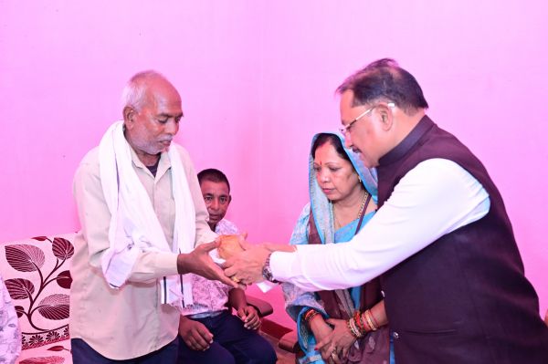 कुनकुरी पहुंचकर मुख्यमंत्री विष्णुदेव साय ने मीसाबंदी स्वर्गीय शिवबालक साव को दी भावभीनी श्रद्धांजलि, लोकतंत्र और संवैधानिक मूल्यों की रक्षा के लिए उनके संघर्ष, साहस, त्याग एवं योगदान को किया नमन