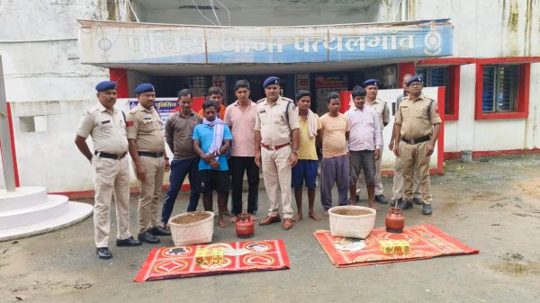 रथ मेले में खुड़खुड़िया जुआ का बड़ा खेल, पुलिस की दबिश में 7 आरोपी गिरफ्तार, दो फड़ों से ₹77,240 नगद बरामद