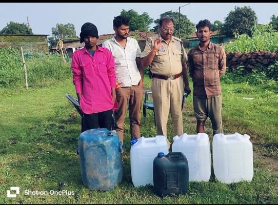 घर में चल रही थी हाथ भट्ठी, जरीकेनों में भरकर रखा था 160 लीटर कच्ची महुआ शराब; पण्ड्रापाठ पुलिस की दबिश से मचा हड़कंप