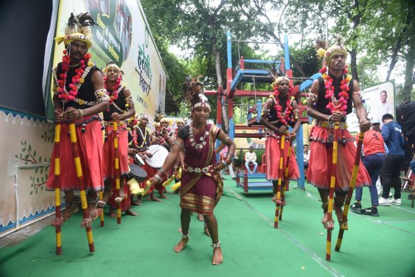 माटी, हरियाली और किसानों के श्रम को नमन करता छत्तीसगढ़ का लोक-पर्व &lsquo;हरेली तिहार&rsquo;, कृषि औजारों की पूजा से लेकर गोधन के सत्कार और गेड़ी की उमंग तक जीवंत होती है समृद्ध लोक-संस्कृति